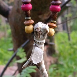 Šamanský amulet s parůžkem a křišťálem